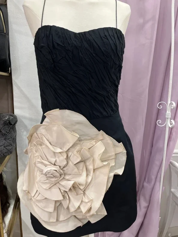 Vestido negro con gran flor beige