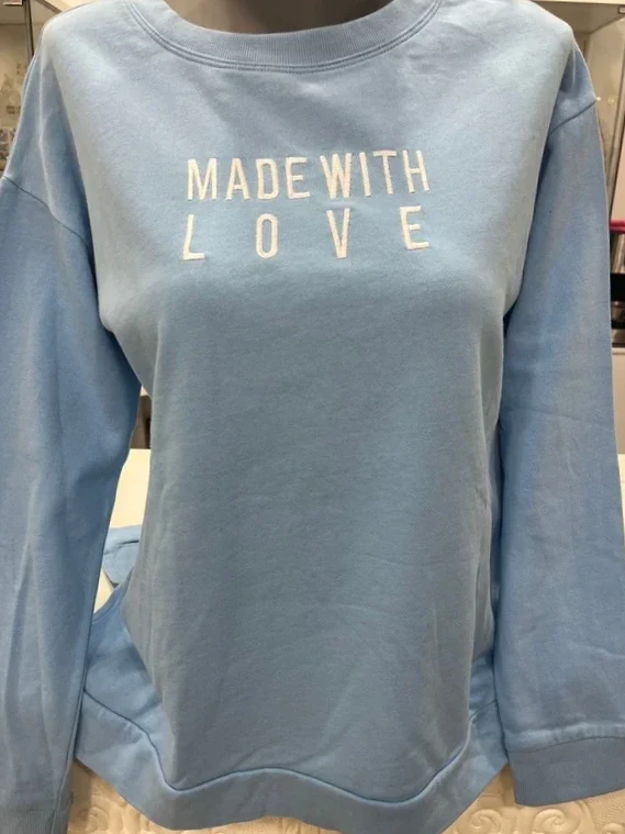 Sudadera azul claro con texto 'Made with Love'