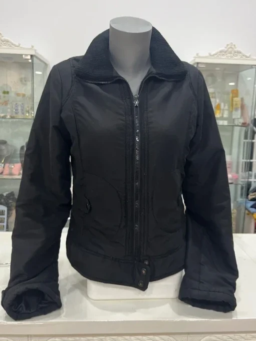 Chaqueta negra corta con cuello de canalé