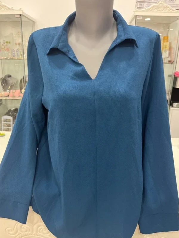 Blusa azul con cuello camisero y escote pico