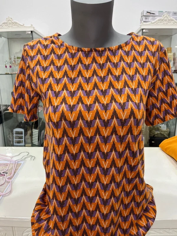 Camiseta de punto con estampado geométrico naranja y morado