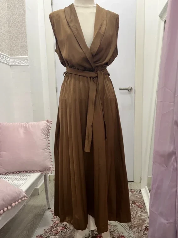 Vestido marrón sin mangas con cinturón y falda plisada