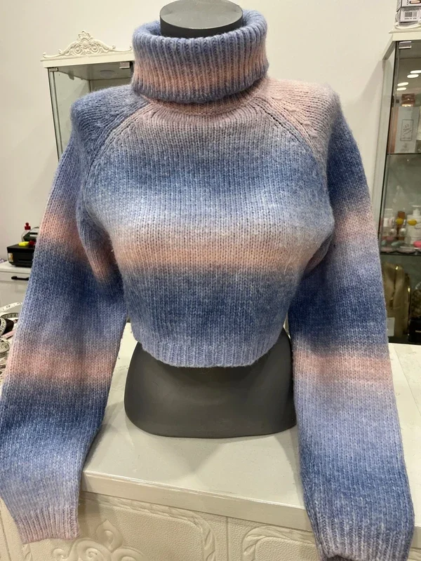 Jersey Bershka de cuello alto cropped ombré azul y rosa 