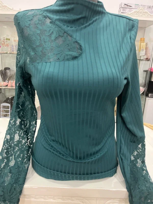 Top de manga larga verde con encaje