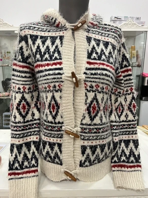 Cárdigan con estampado geométrico y detalles de madera