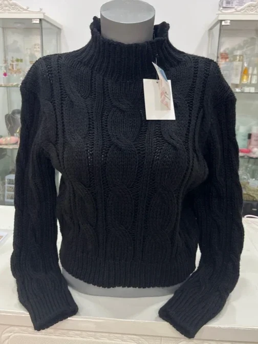Jersey negro de punto trenzado con cuello alto