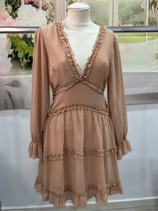 Vestido corto con volantes color melocotón