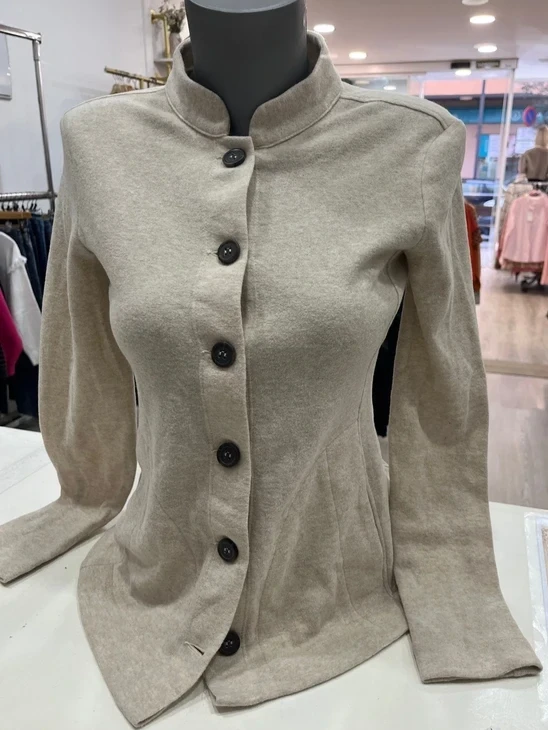 Chaqueta beige con botones