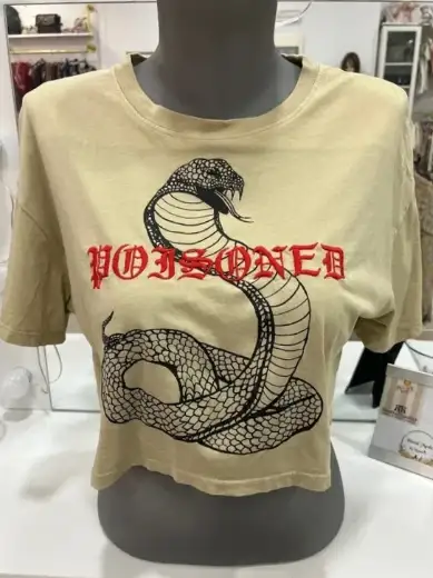 Camiseta crop top beige con estampado de serpiente