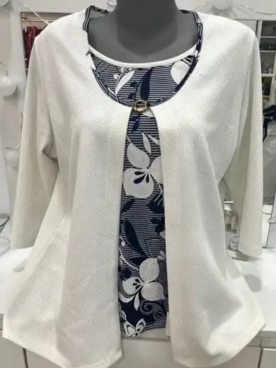 Blusa blanca con estampado floral y detalle de anilla