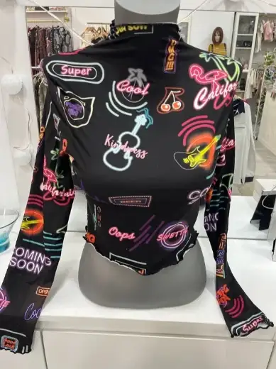 Top de manga larga con estampado de neón