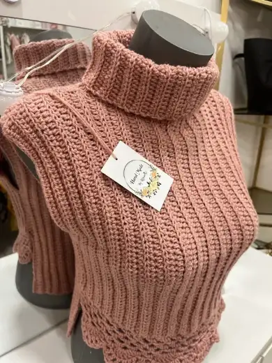 Top de punto rosa con cuello alto hecho a mano