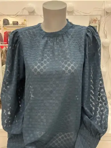 Blusa azul con estampado de topos y manga abullonada