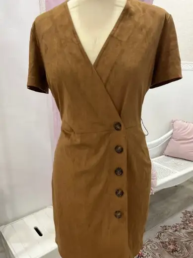 Vestido cruzado marrón con botones