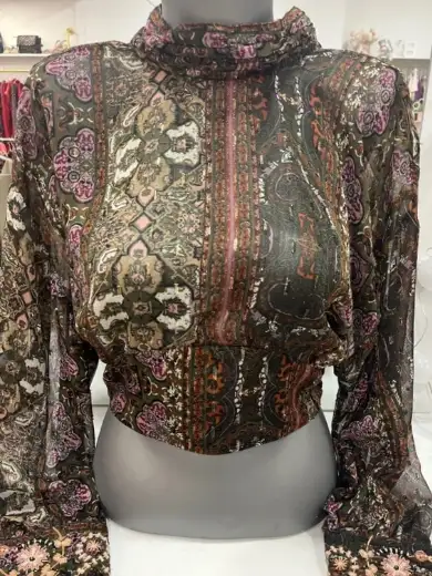 Blusa con estampado paisley y detalles bordados