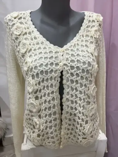 Cárdigan de punto calado blanco con flores