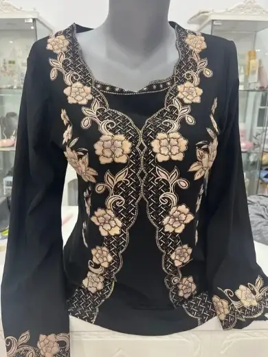 Blusa negra con bordado floral