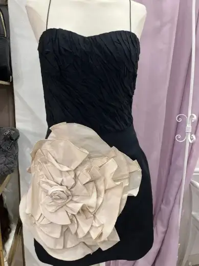 Vestido negro con gran flor beige