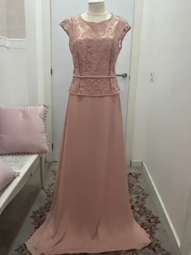 Vestido largo encaje rosa palo MANGO