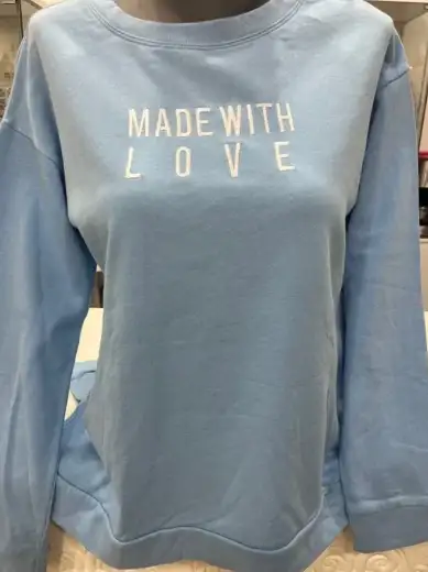 Sudadera azul claro con texto 'Made with Love'