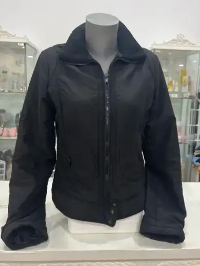 Chaqueta negra corta con cuello de canalé