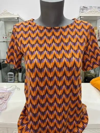 Camiseta de punto con estampado geométrico naranja y morado