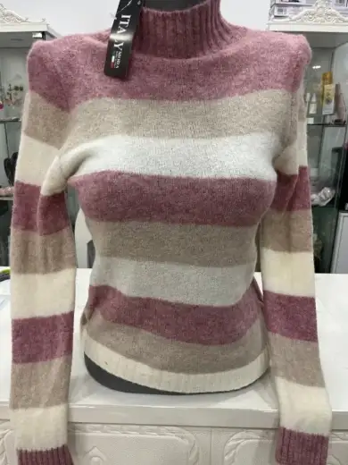 Jersey de cuello alto a rayas rosas y beige