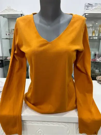Jersey de punto naranja con cuello pico