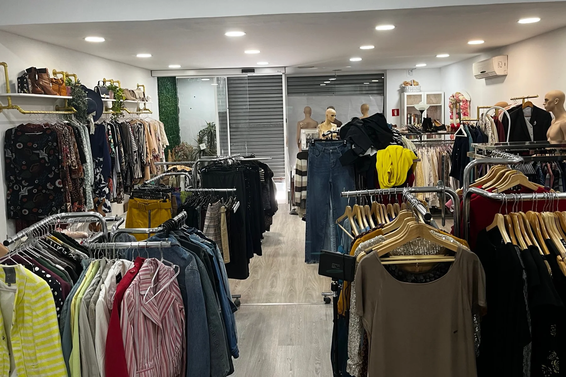 Interior de Rastro Ripollet, tienda de segunda mano en Ripollet, provincia de Barcelona