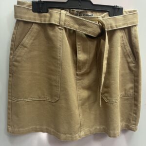 Falda corta beige con cinturón de aro