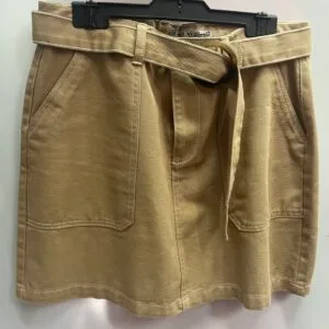 Falda corta beige con cinturón de aro