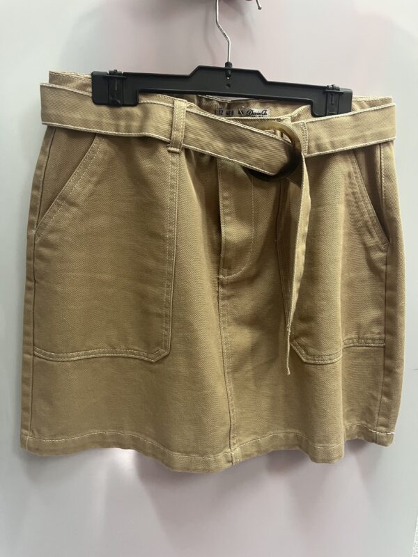 Falda corta beige con cinturón de aro