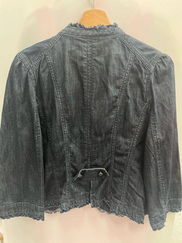 Chaqueta vaquera con bordes deshilachados - Imagen 2