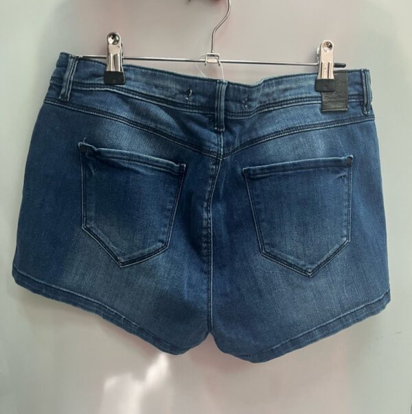 Short vaquero azul oscuro estilo casual - Imagen 2