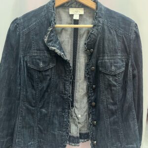Chaqueta vaquera con bordes deshilachados