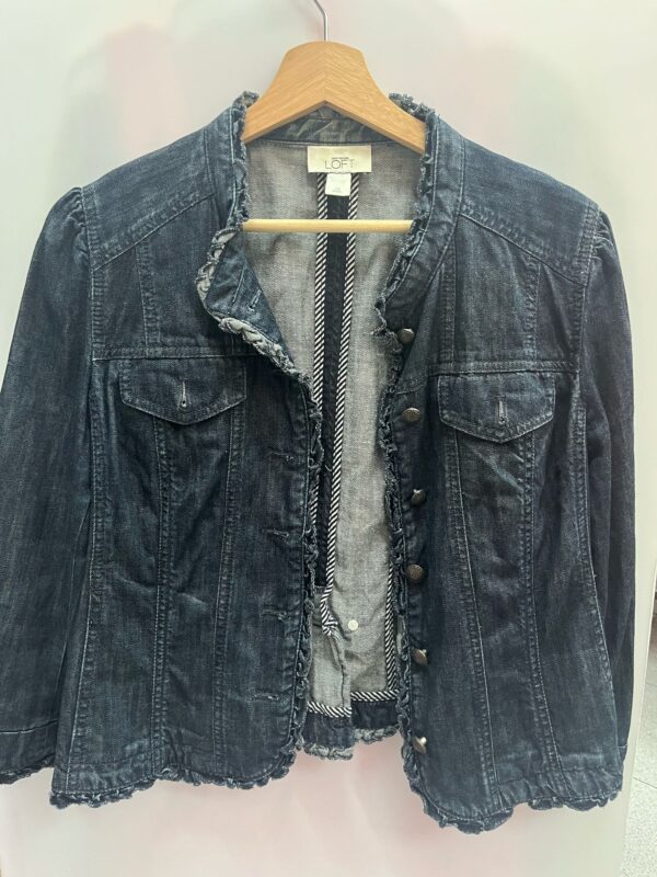Chaqueta vaquera con bordes deshilachados