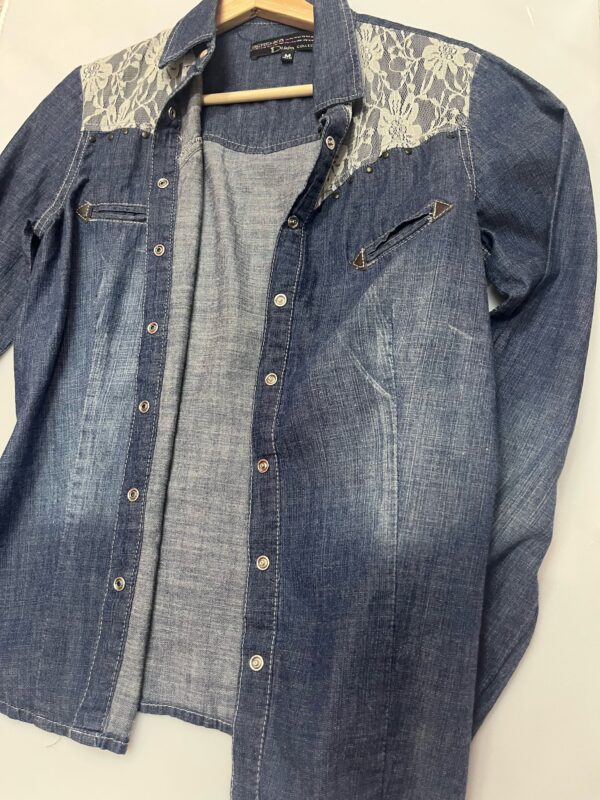 Camisa vaquera con encaje y tachuelas - Imagen 2