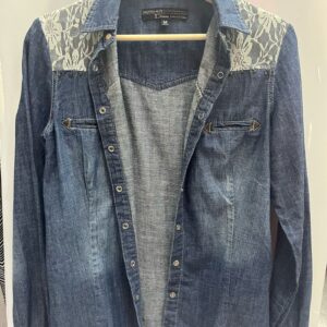 Camisa vaquera con encaje y tachuelas