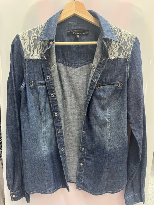 Camisa vaquera con encaje y tachuelas