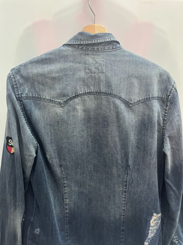 Camisa denim desgastada con bordados - Imagen 2