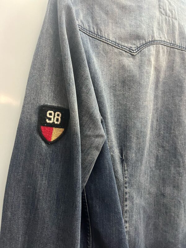 Camisa denim desgastada con bordados - Imagen 3