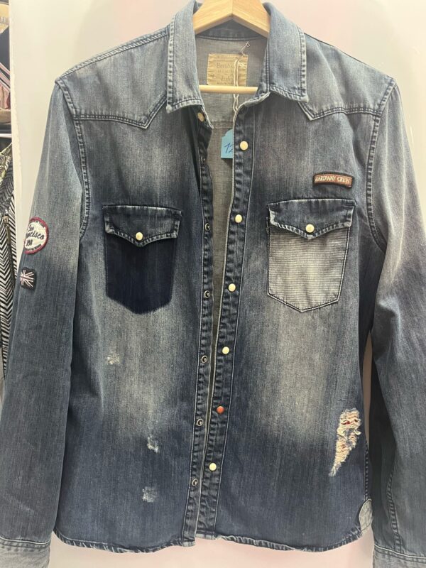 Camisa denim desgastada con bordados