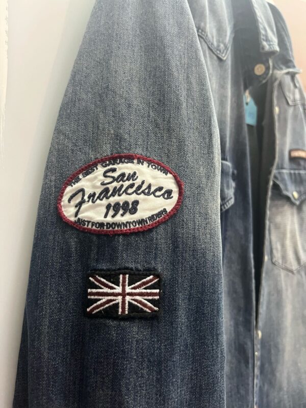 Camisa denim desgastada con bordados - Imagen 4