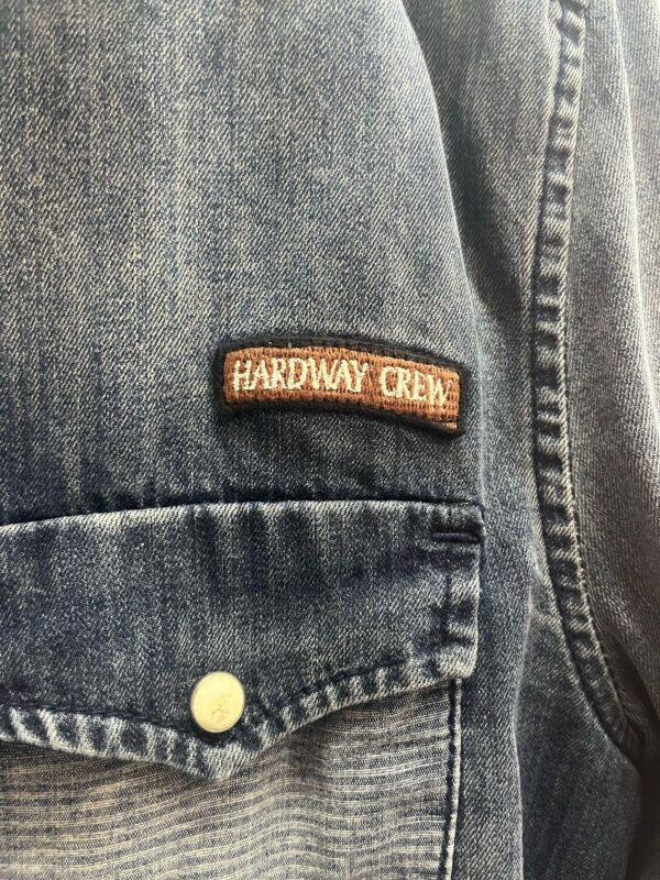Camisa denim desgastada con bordados - Imagen 5