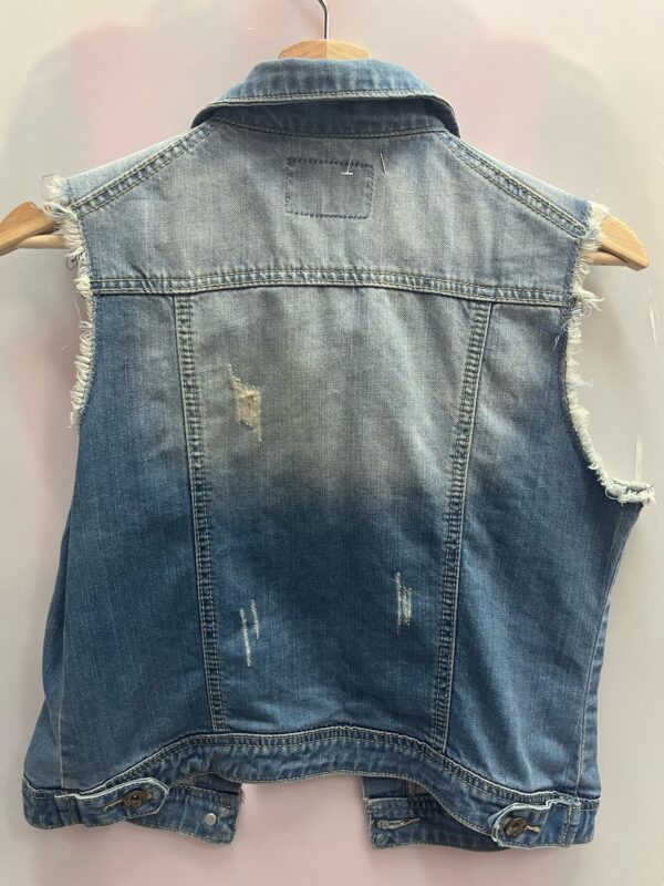 Chaleco vaquero con pedrería y tachuelas | Estilo glam denim - Imagen 2