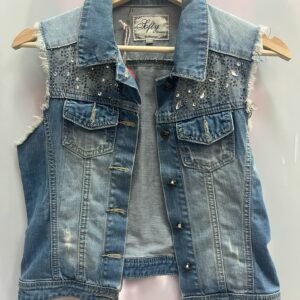 Chaleco vaquero con pedrería y tachuelas | Estilo glam denim