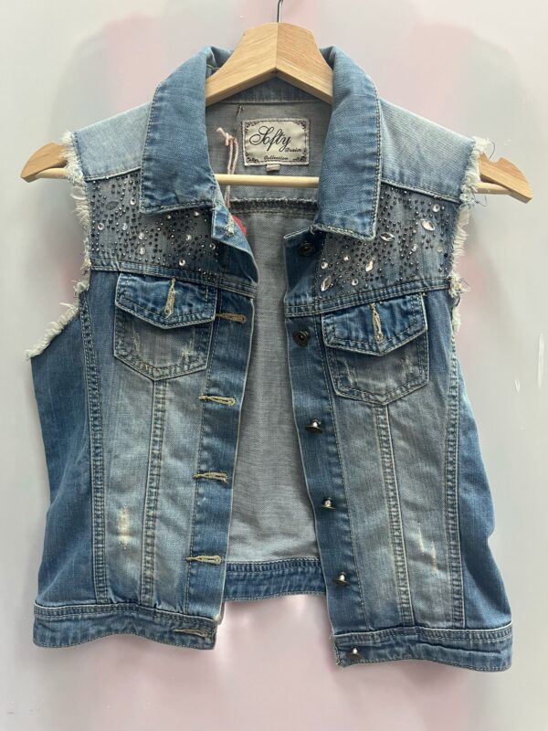 Chaleco vaquero con pedrería y tachuelas | Estilo glam denim