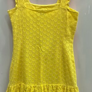 Vestido amarillo con bordado inglés y volantes