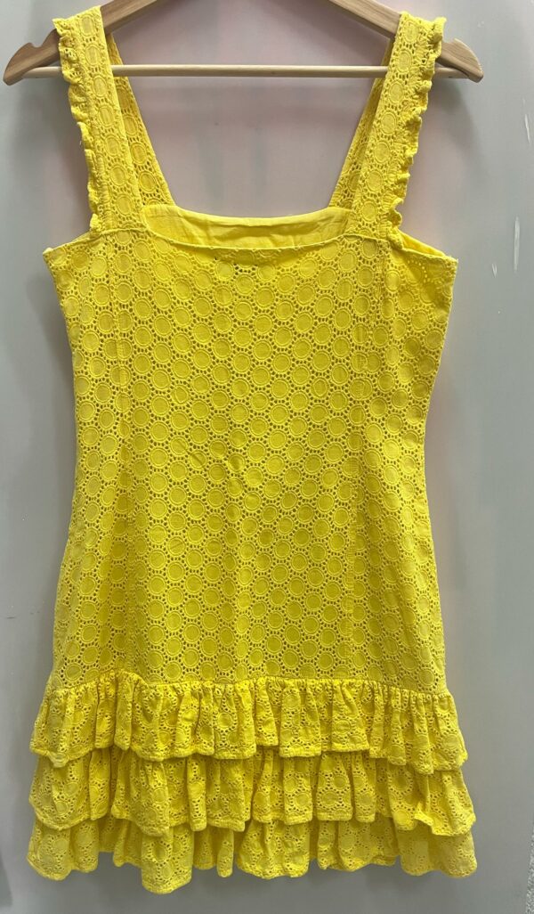Vestido amarillo con bordado inglés y volantes