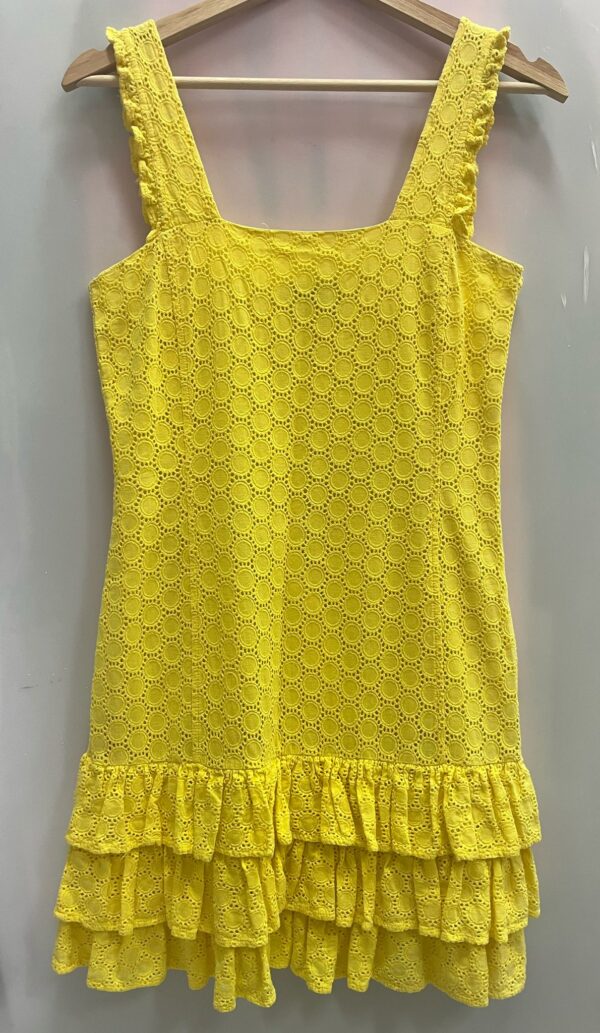 Vestido amarillo con bordado inglés y volantes - Imagen 2